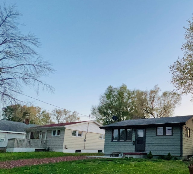 view of front of house featuring a front yard