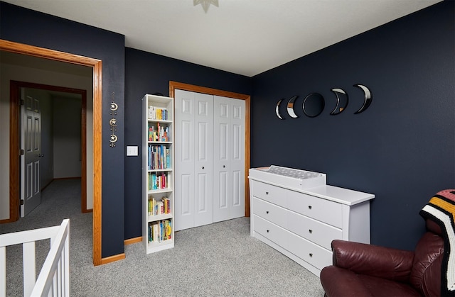 living area with carpet and baseboards