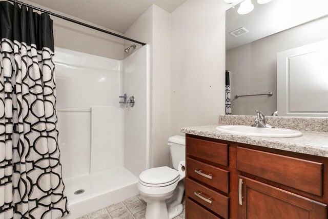 5301 SE 27th St, Des Moines, IA 50320 - bathroom featuring a shower with curtain, toilet, and vanity