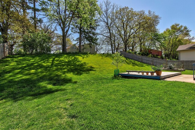 5301 SE 27th St, Des Moines, IA 50320 - view of yard with a patio area