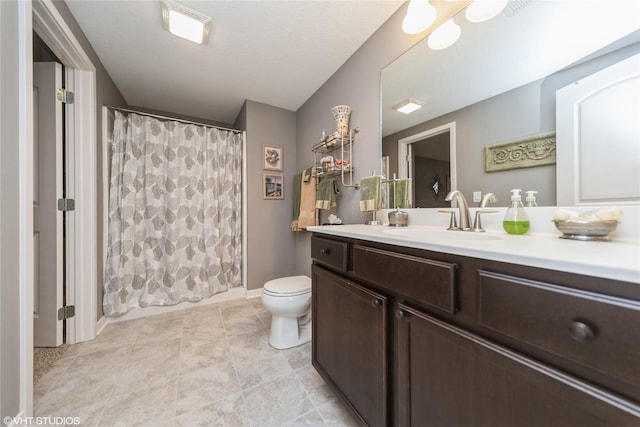 4522 145th St, Urbandale, IA 50323 - full bath featuring toilet, curtained shower, visible vents, baseboards, and vanity