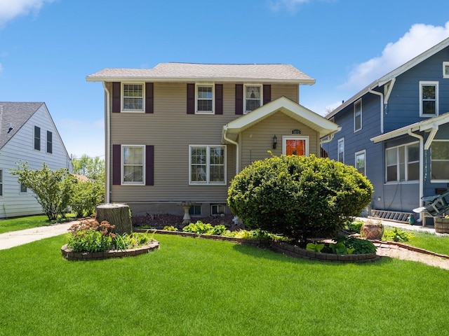 view of front of property featuring a front lawn