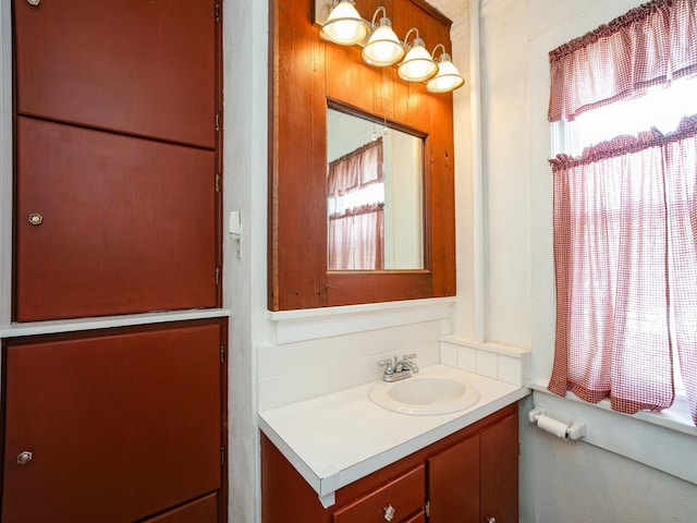 325 W 8th St S, Newton, IA 50208 - bathroom with vanity