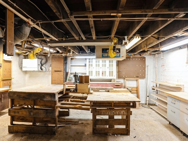 325 W 8th St S, Newton, IA 50208 - unfinished below grade area featuring a workshop area