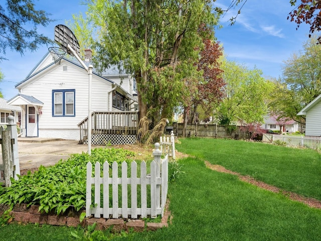 325 W 8th St S, Newton, IA 50208 - view of yard with a deck