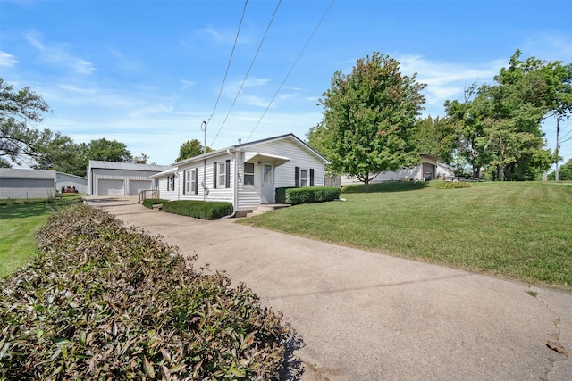 905 E 8th St S, Newton, IA 50208 - view of front of house featuring an outdoor structure, a detached garage, and a front yard