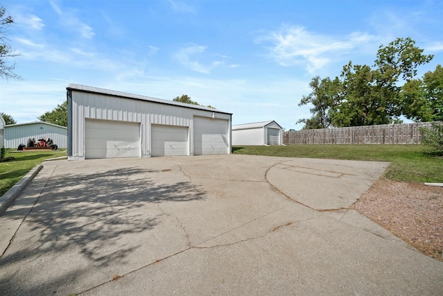 905 E 8th St S, Newton, IA 50208 - view of detached garage