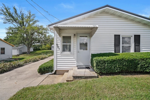905 E 8th St S, Newton, IA 50208 - view of front facade with a front lawn