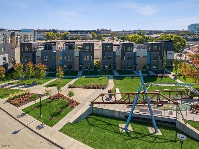118 E Center St, Des Moines, IA 50309 - view of property's community with a city view