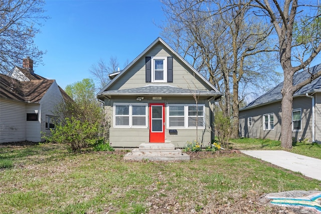 bungalow-style house featuring a front lawn