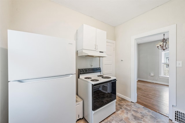 kitchen featuring under cabinet range hood, white appliances, an inviting chandelier, visible vents, and white cabinets