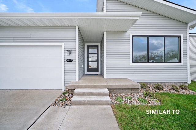 4404 Honey Bee Rdg, Des Moines, IA 50317 - doorway to property with concrete driveway