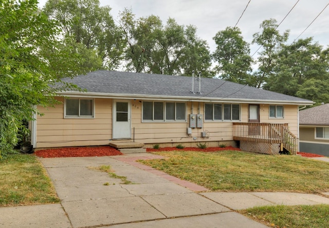 424/426 E Leach Ave, Des Moines, IA 50315 - ranch-style home with a front yard and a shingled roof