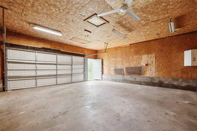 330 E 13th St N, Newton, IA 50208 - view of garage