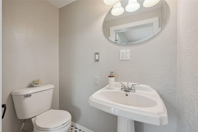 330 E 13th St N, Newton, IA 50208 - half bath with toilet, a sink, and baseboards