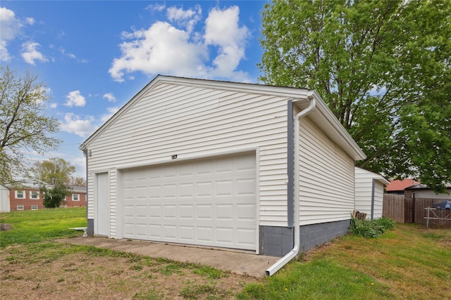 330 E 13th St N, Newton, IA 50208 - view of detached garage
