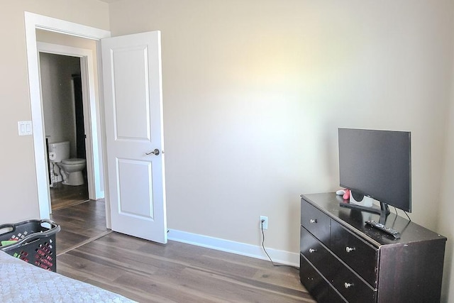 4917 Richmond Ave, Des Moines, IA 50317 - bedroom featuring wood finished floors and baseboards