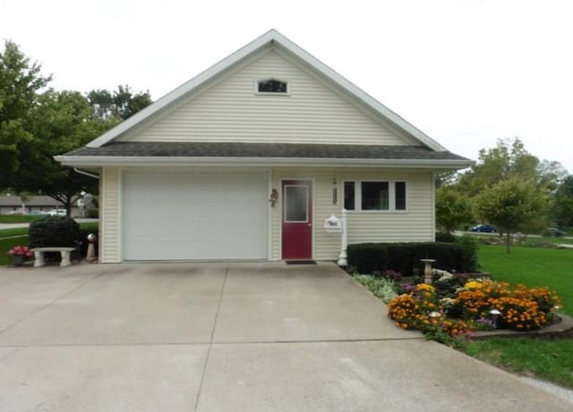 view of front of property featuring driveway