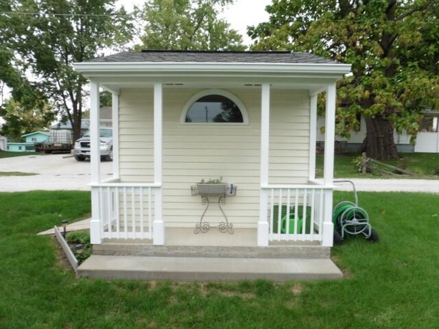 322 S Temple St, Osceola, IA 50213 - view of outbuilding featuring a porch