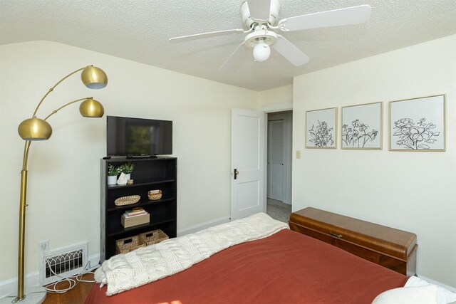2620 35th St, Des Moines, IA 50310 - bedroom featuring a ceiling fan and a textured ceiling