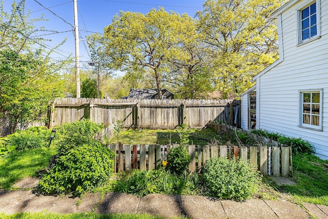 2620 35th St, Des Moines, IA 50310 - view of fenced backyard