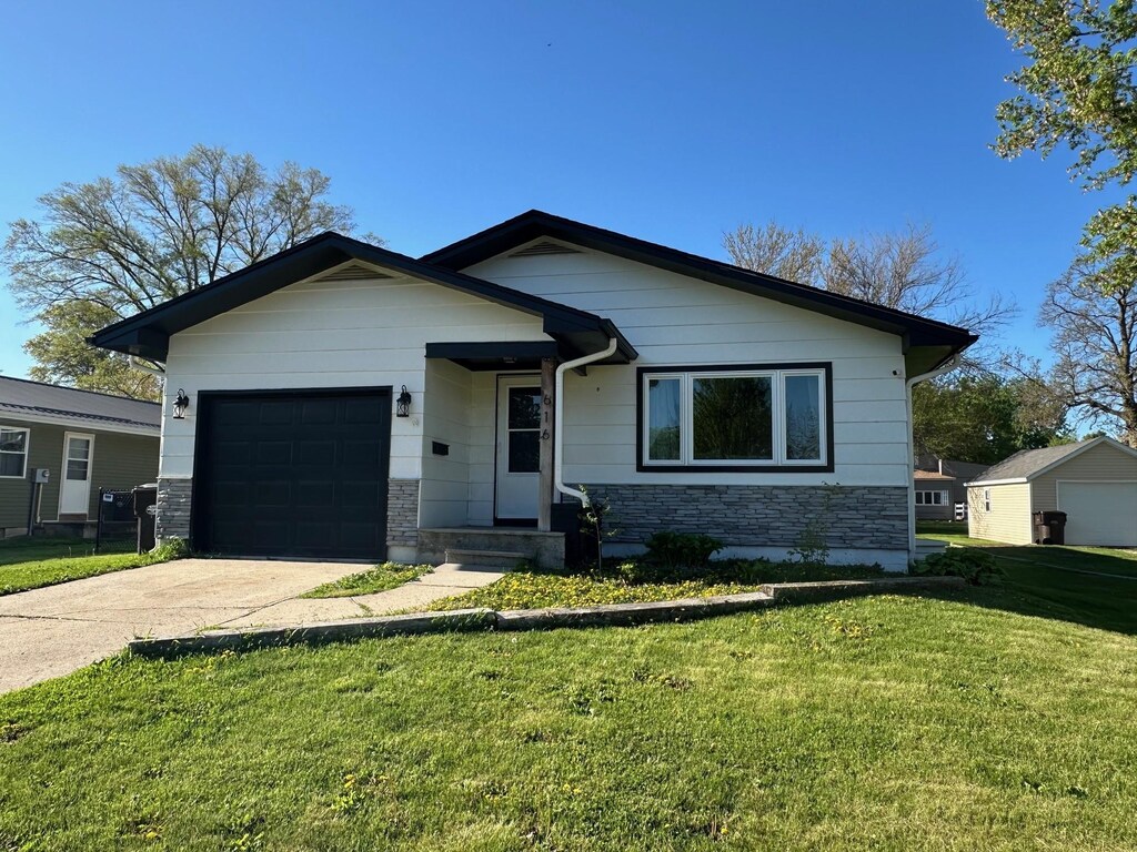 616 E Green St, Winterset, IA 50273