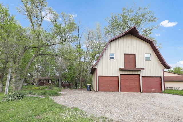 2226 Idaho Dr, Pella, IA 50219 - garage featuring a detached garage