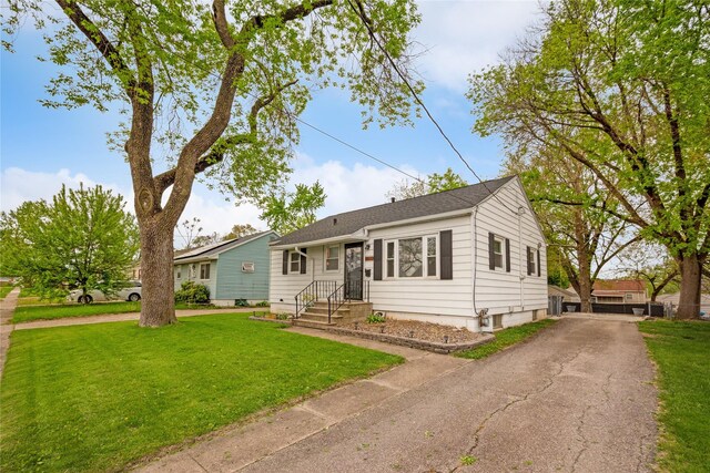 2012 61st St, Des Moines, IA 50322 - view of front of house featuring a front yard