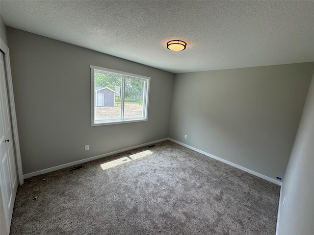 1533 Walker St, Des Moines, IA 50316 - carpeted spare room featuring a textured ceiling