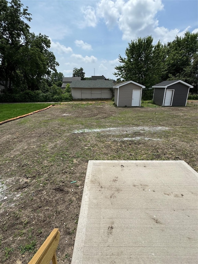 1533 Walker St, Des Moines, IA 50316 - view of yard with a storage shed