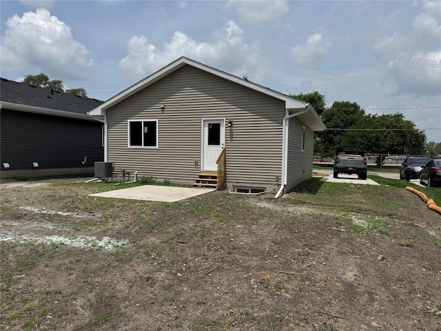 1533 Walker St, Des Moines, IA 50316 - back of property with entry steps