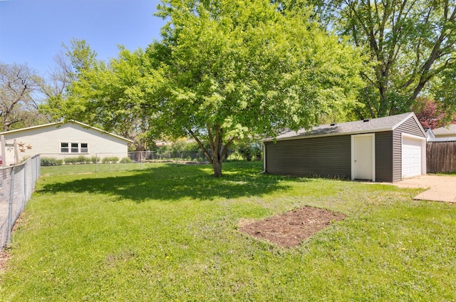 view of yard with an outdoor structure and a detached garage