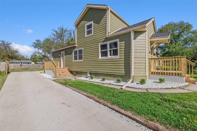504 9th St, West Des Moines, IA 50265 - back of house with fence and concrete driveway