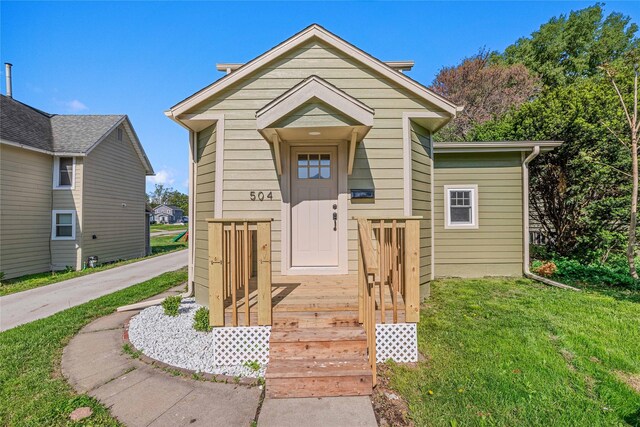 504 9th St, West Des Moines, IA 50265 - view of front of property with a front yard