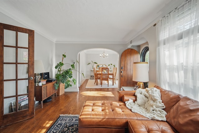 1534 41st St, Des Moines, IA 50311 - living area featuring arched walkways, a chandelier, wood finished floors, ornamental molding, and baseboards
