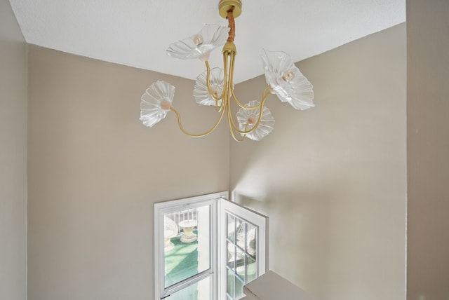 1534 41st St, Des Moines, IA 50311 - detailed view of a chandelier