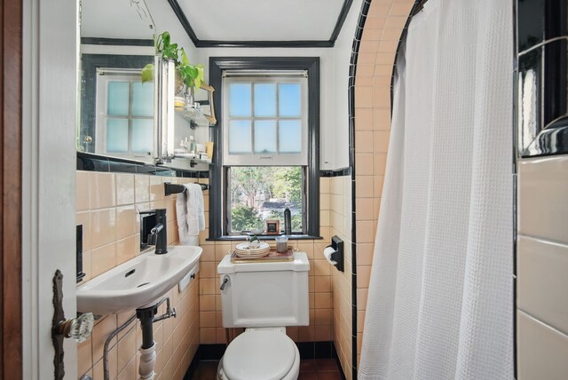 1534 41st St, Des Moines, IA 50311 - full bath featuring tile walls, toilet, ornamental molding, a shower with shower curtain, and a sink