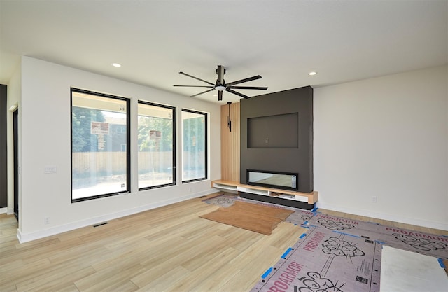 4727 Hillsdale Dr, Urbandale, IA 50322 - unfurnished living room with a ceiling fan, light wood-style flooring, recessed lighting, and baseboards