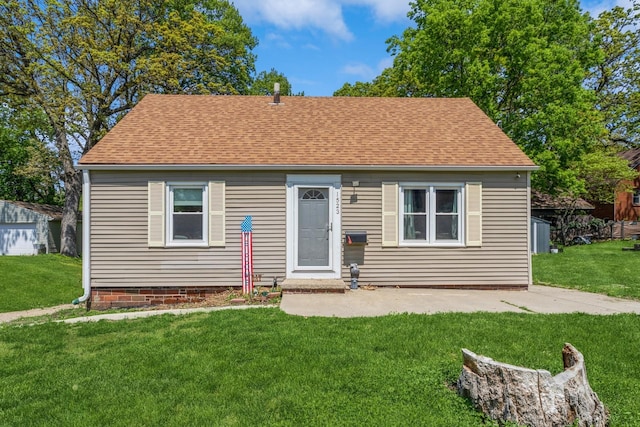 1523 Allison Ave, Des Moines, IA 50314 - view of front of home with a front yard, roof with shingles, and a patio