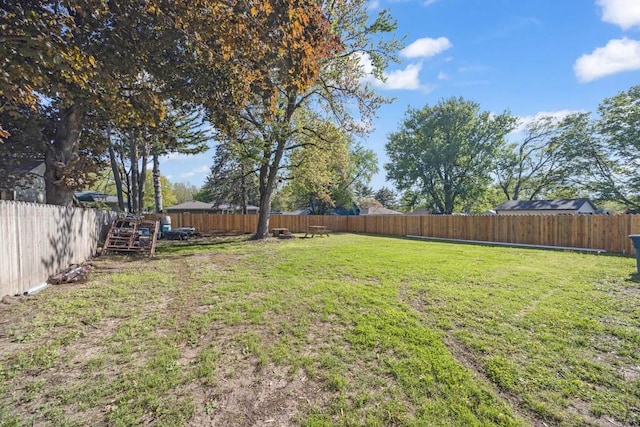 518 Maxwelton Dr, Des Moines, IA 50315 - view of yard