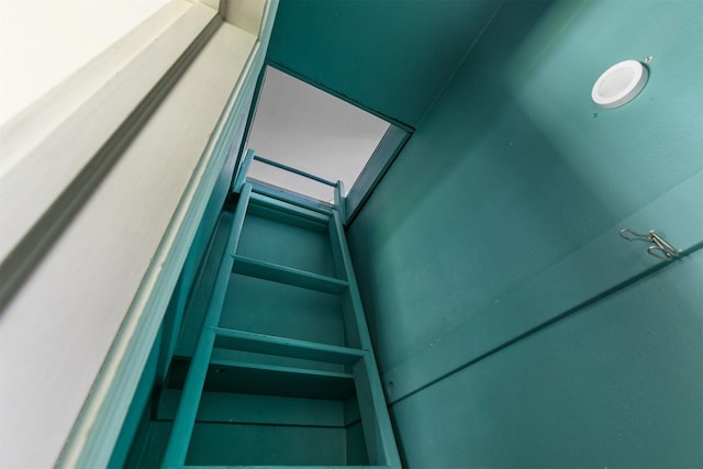 2400 39th St, Des Moines, IA 50310 - view of staircase