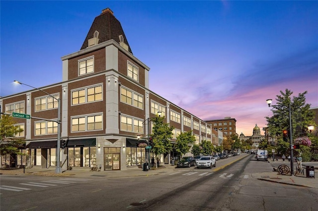 400 E Locust St Unit 203, Des Moines, IA 50309 - view of property at dusk