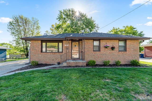 3101 Roblang Ct, Des Moines, IA 50317 - view of front of home featuring brick siding and a front yard