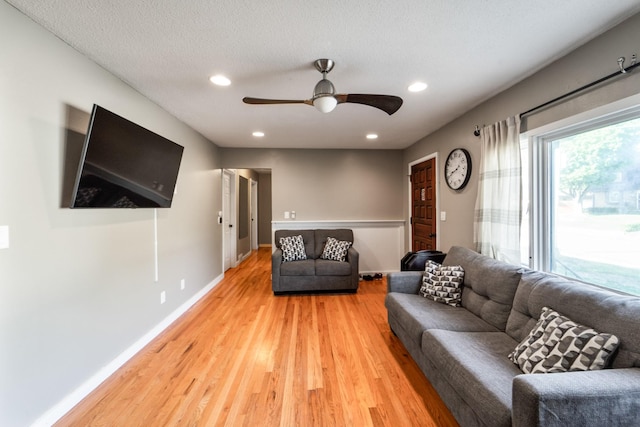 3101 Roblang Ct, Des Moines, IA 50317 - living room with ceiling fan, light wood finished floors, recessed lighting, and baseboards