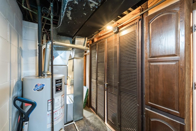 3101 Roblang Ct, Des Moines, IA 50317 - utility room with water heater