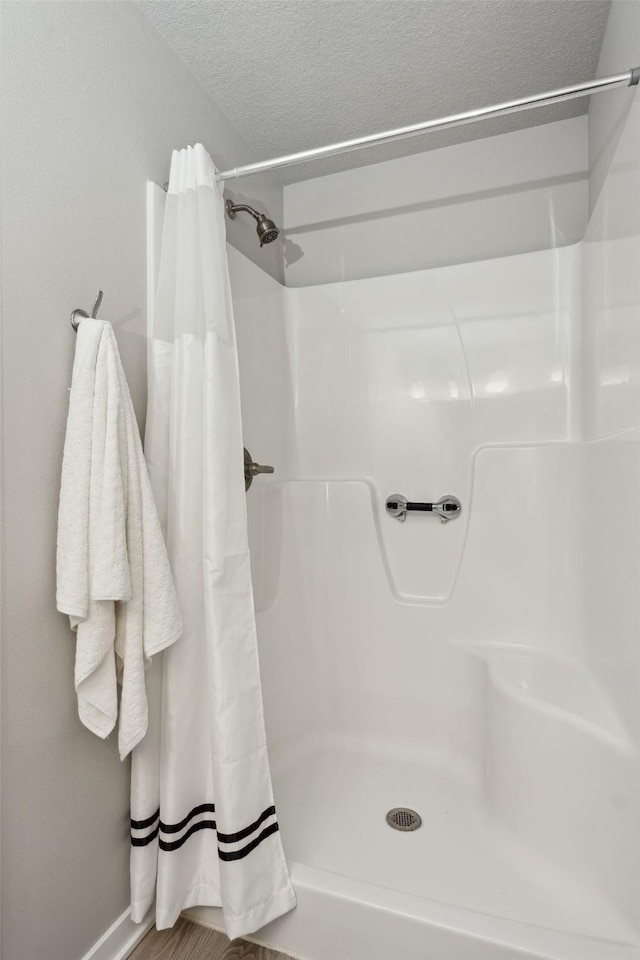 2642 SE Osier Ave, West Des Moines, IA 50265 - full bathroom featuring curtained shower and a textured ceiling