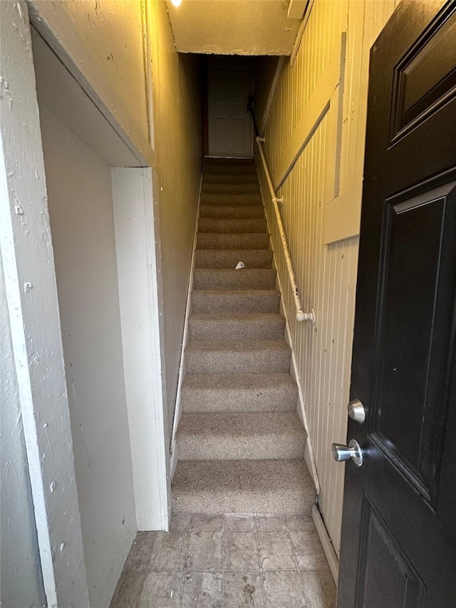 2400 SE 8th St, Des Moines, IA 50315 - view of staircase