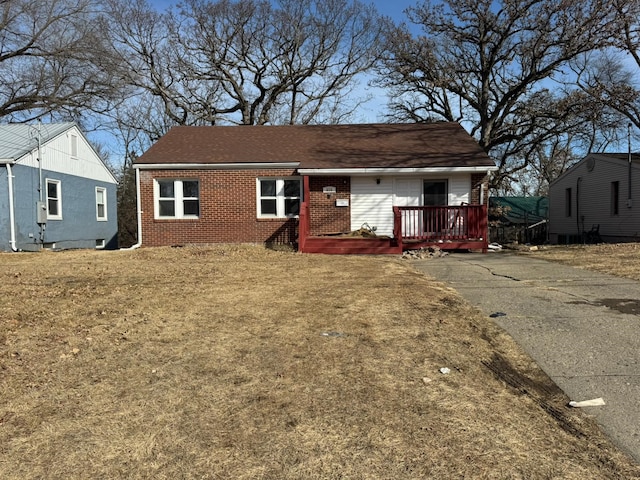 619 Palmer Pl, Des Moines, IA 50315 - ranch-style house featuring brick siding and a wooden deck