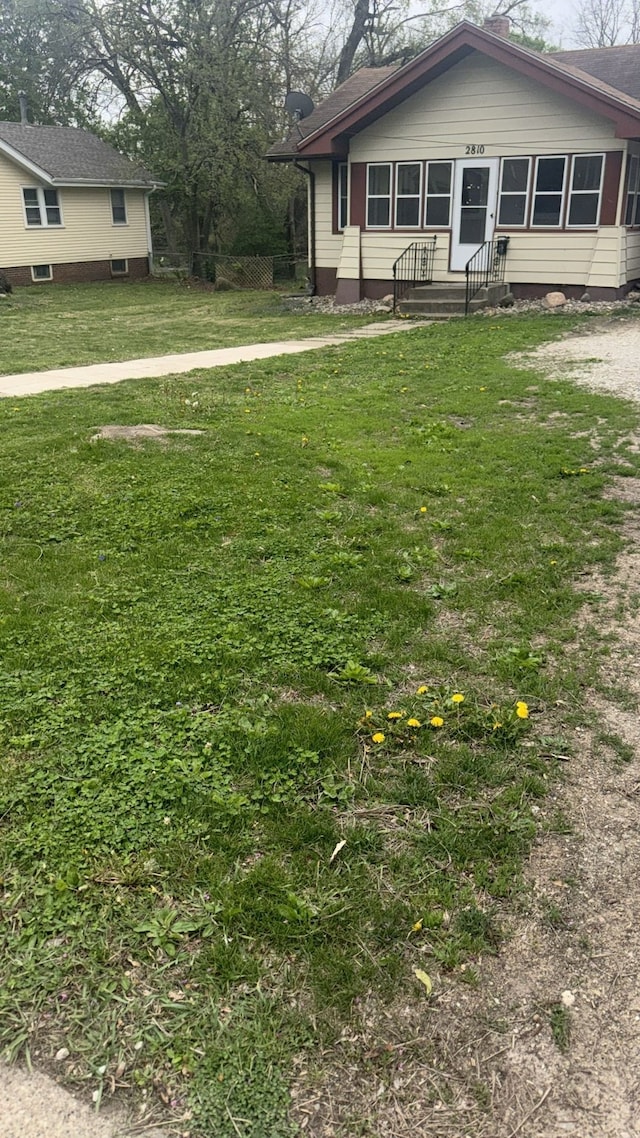 view of green lawn