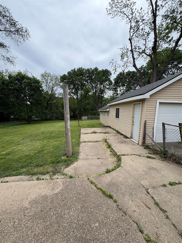 2810 Payne Rd, Des Moines, IA 50310 - view of yard with a garage and an outdoor structure